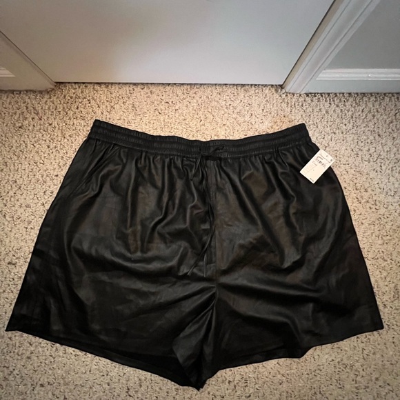 Good American Black Better Than Leather Shorts - Picture 2 of 6